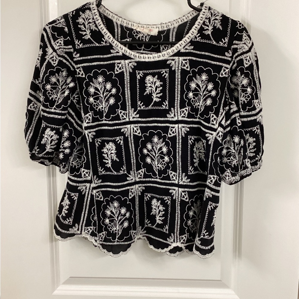 Solitaire Black and White Floral Blouse